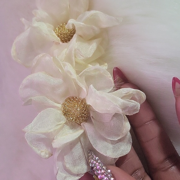 Flower 🌼 EARRINGS - Picture 3 of 4